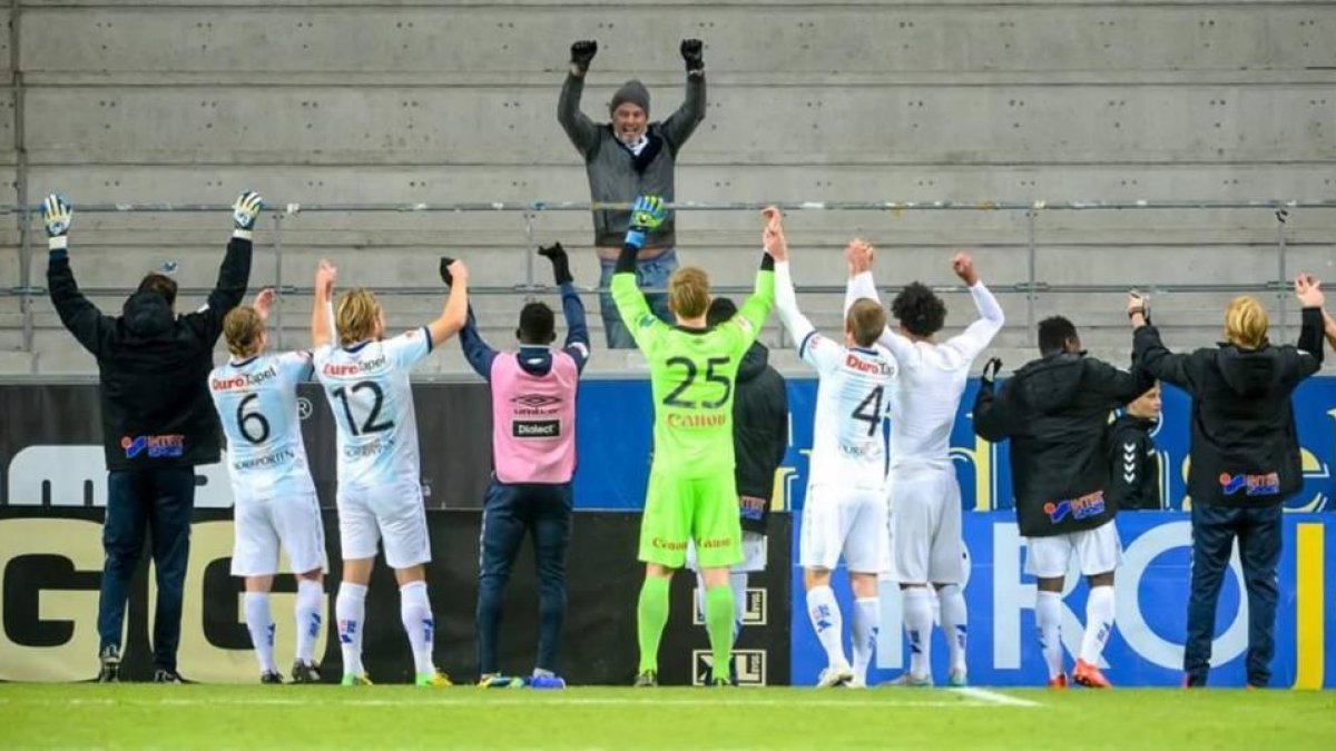 El orgulloso hincha del Gefle celebrando el triunfo con sus jugadores.-