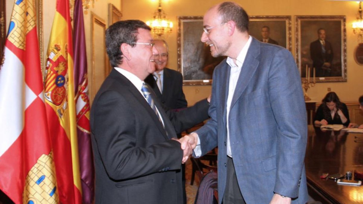 César Rico y Manuel Fuentes durante la firma del convenio.-ECB