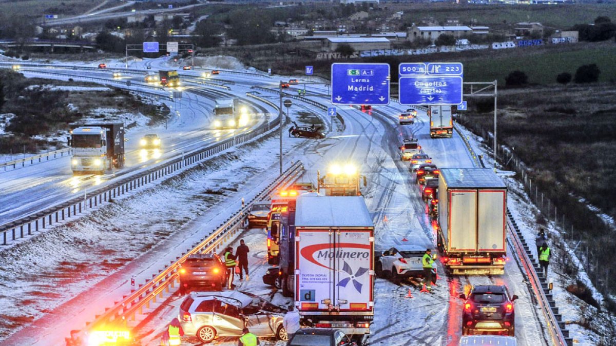 Imagen de una accidente múltiple registrado el pasado año en la A-1 . ISRAEL L. MURILLO