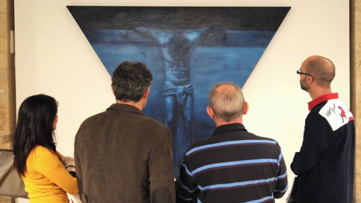 Un grupo de personas observa la obra de Juan Martín Oña.-ISRAEL L. MURILLO