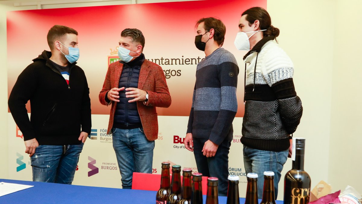 El vicealcalde, Vicente Marañón, con los embajadores burgaleses en las citas gastronómicas en el País Vasco. TOMÁS ALONSO