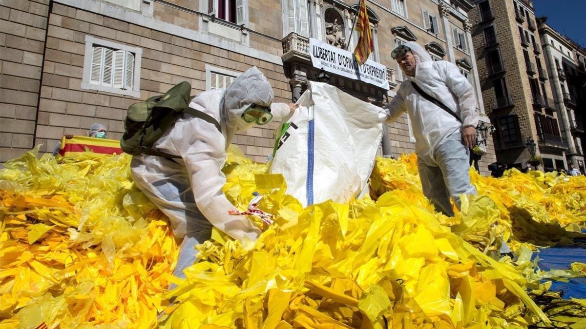 La brigada Els Segadors del Maresme vuelva miles de lazos amarillos arrancados frente al Palau de la Generalitat.-EFE