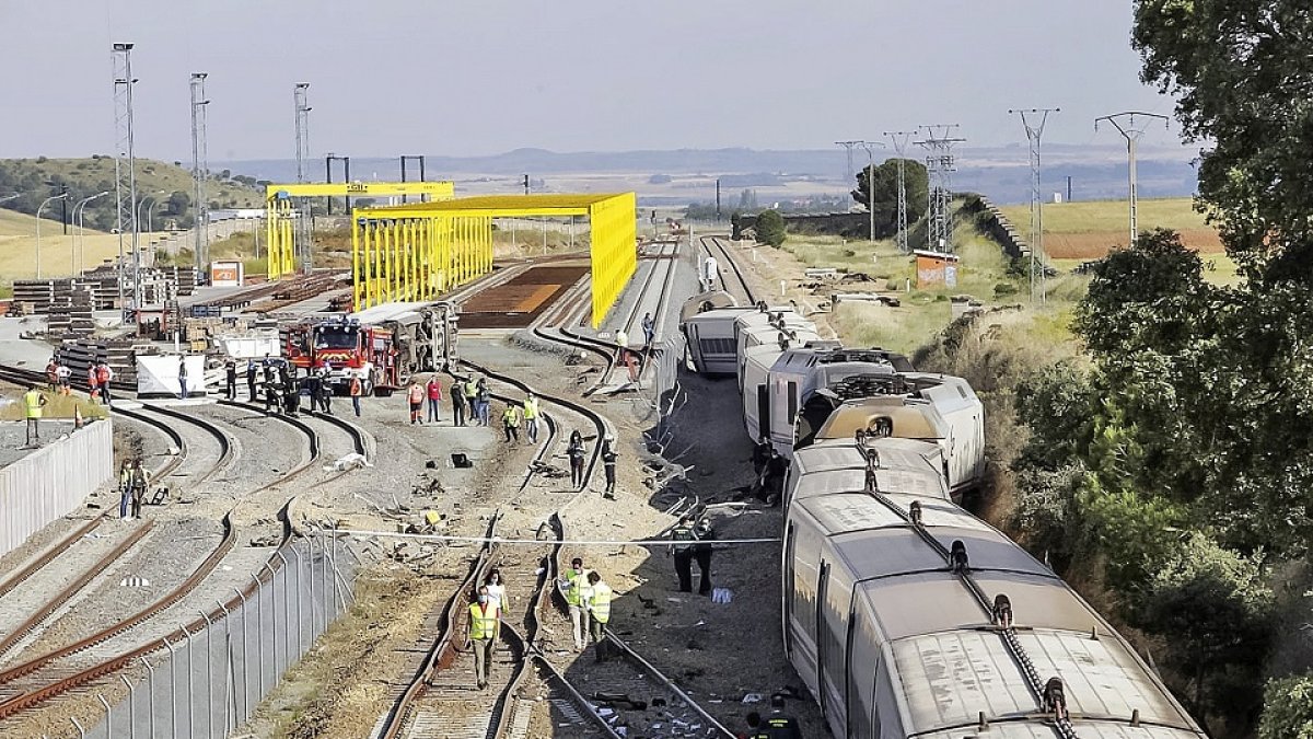 Dos fallecidos tras descarrilar un Alvia en Zamora al arrollar un vehículo que cayó a la vía