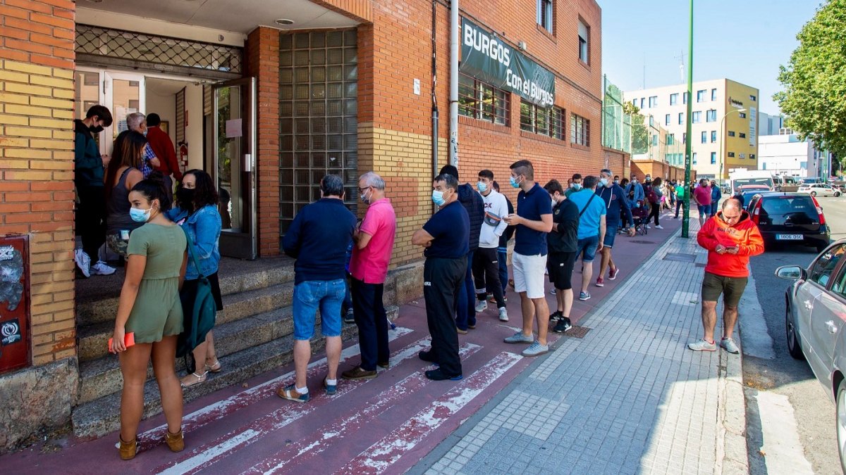 Imagen de las colas registradas en las oficinas del Burgos CF en la mañana de ayer. SANTI OTERO