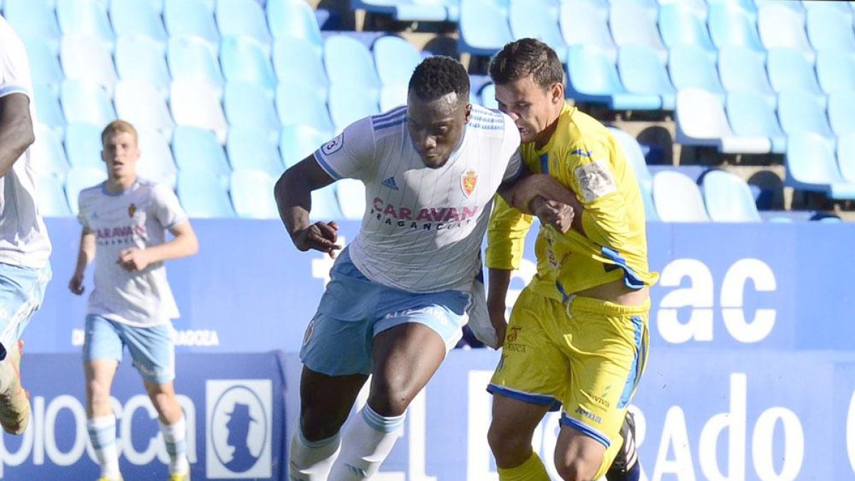 El centrocampista de la Arandina CF Álex Mozo cuerpea con el jugador del Deportivo Aragón Nick en el choque de ayer en La Romareda-@REALZARAGOZA