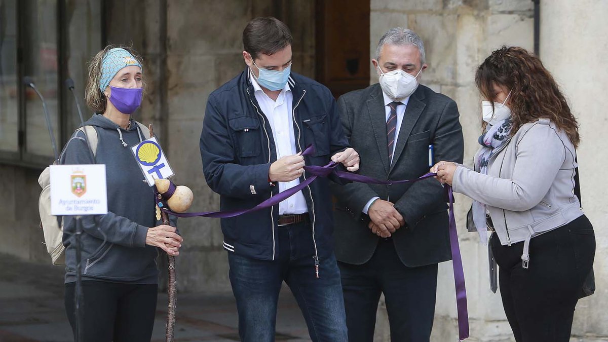 La peregrina Cristina Aísa portó ayer una cinta lila para desatar sus nudos. El acto estuvo presidido por Daniel de la Rosa, Pedro de la Fuente y Estrella Paredes.RAÚL G. OCHOA