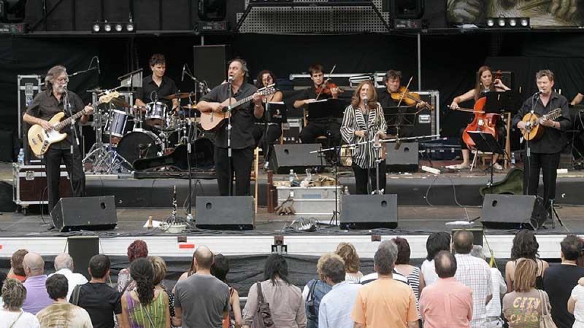 Concierto del Mester en la plaza Virgen del Manzano en el año 2009 dentro del Castilla Folk.-Santi Otero