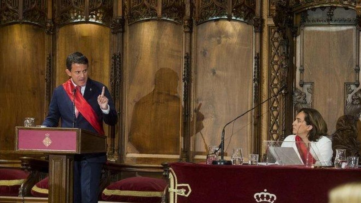 Manuel Valls se dirige a Ada Colau, este sábado.-JORDI COTRINA