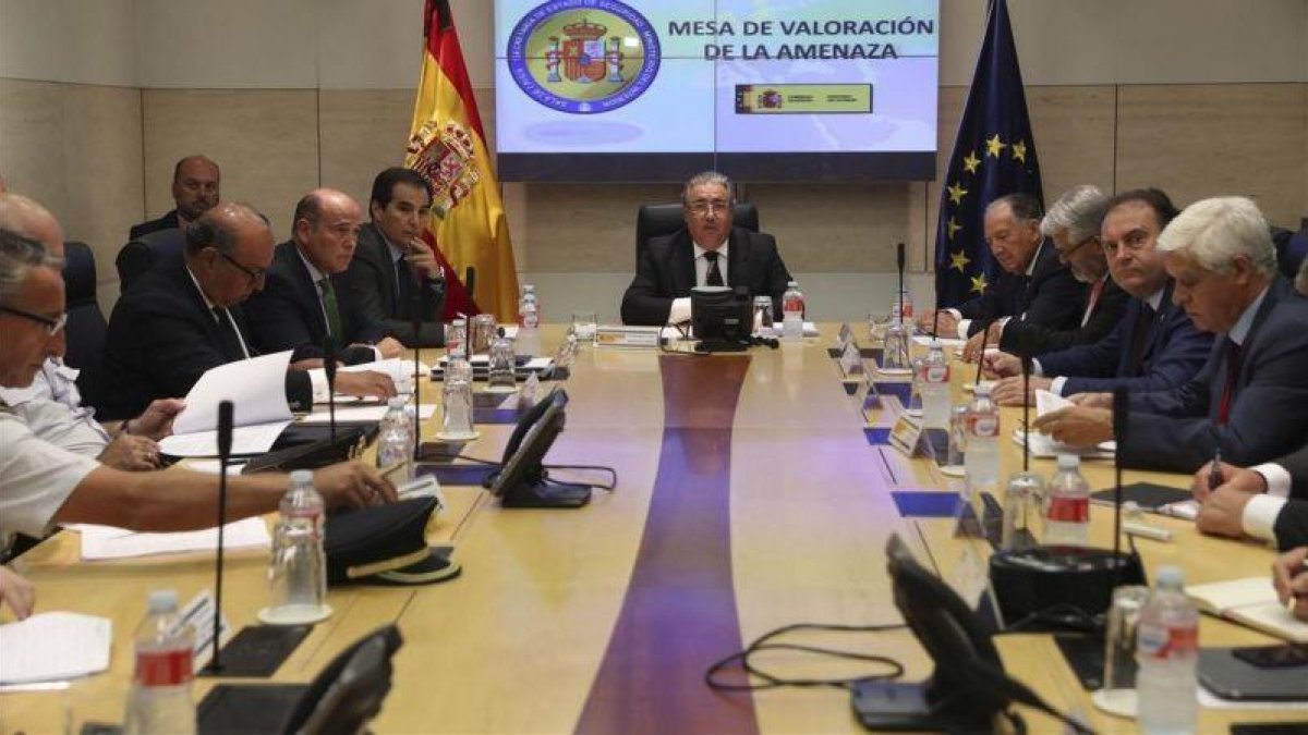 La mesa de evaluación, presidida por el ministro Juan Ignacio Zoido.-EFE/JJ GUILLEN