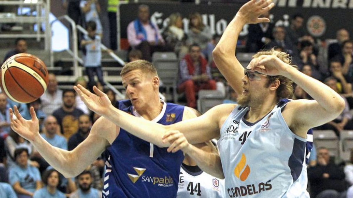 Brine gana la partida a Stainbrook en un lance de la serie que enfrenta alSanPablo Inmobiliaria con el Breogán.-EL PROGRESO