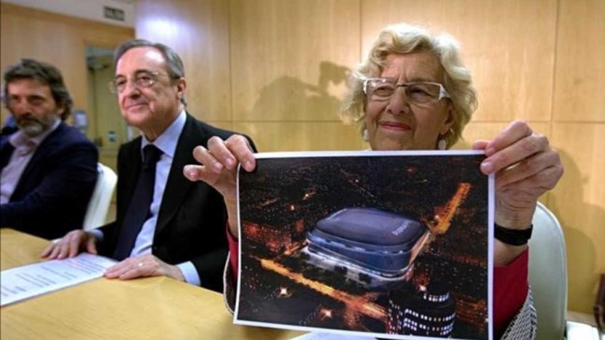 La alcaldesa de Madrid, Manuela Carmena, junto con Florentino Pérez muestra una foto de lo que será el nuevo Santiago Bernabéu.-DAVID CASTRO