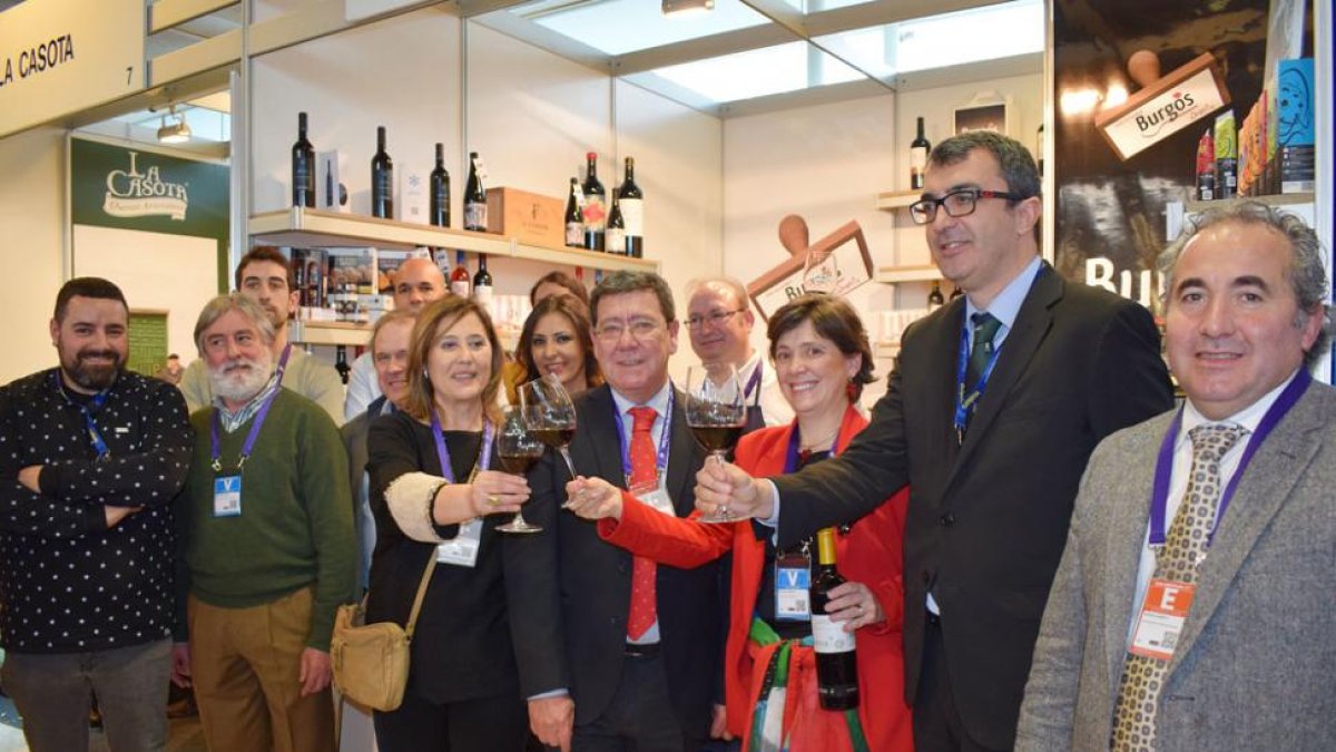 Rico, en el centro, visitó ayer el stand burgalés y a los productores.-