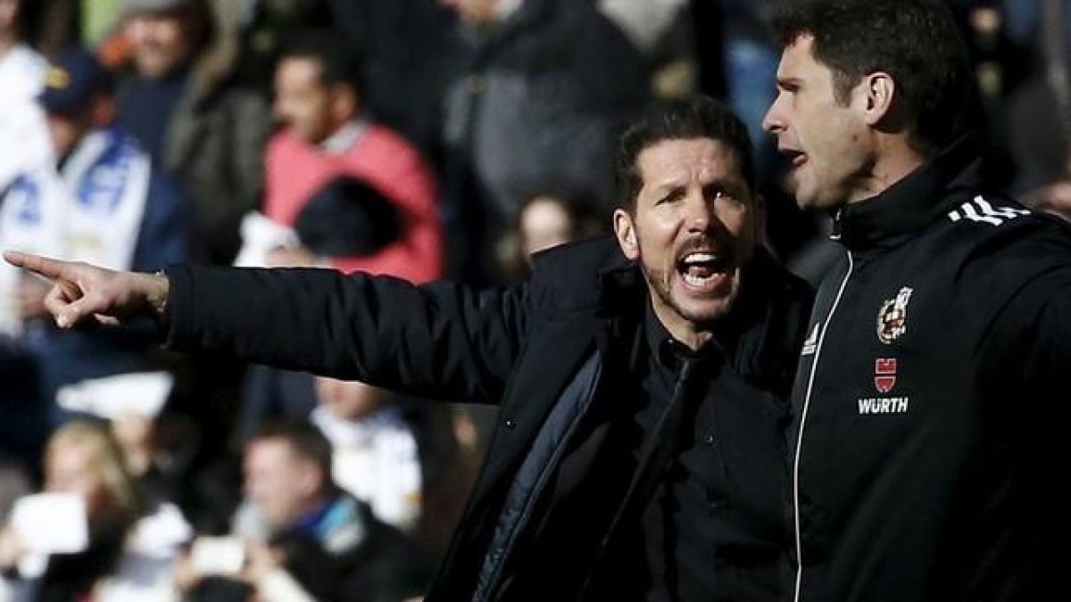 Simeone se queja airadamente al cuarto árbitro durante el derbi del sábado pasado.-REUTERS / JUAN MEDINA