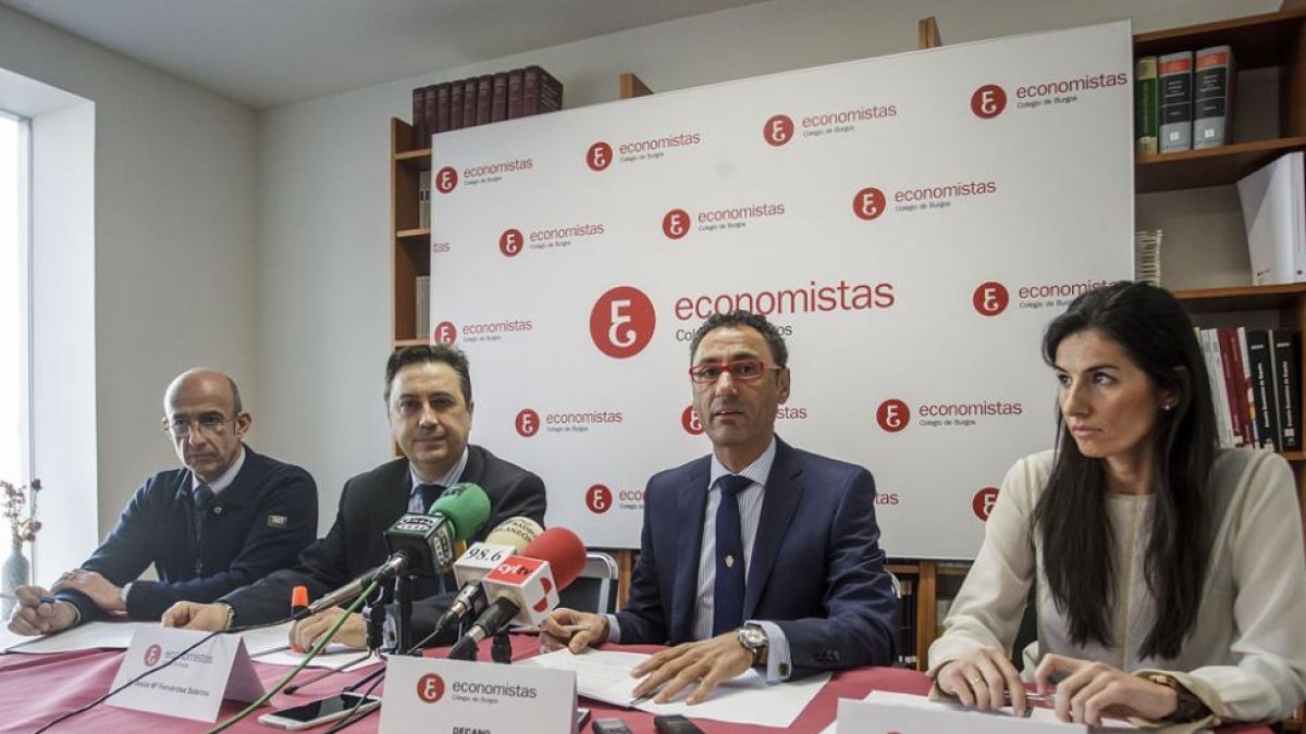 De izquierda a derecha, José Ángel Molina, Jesús Fernández, Carlos Alonso de Linaje y Paz Llorente.-SANTI OTERO