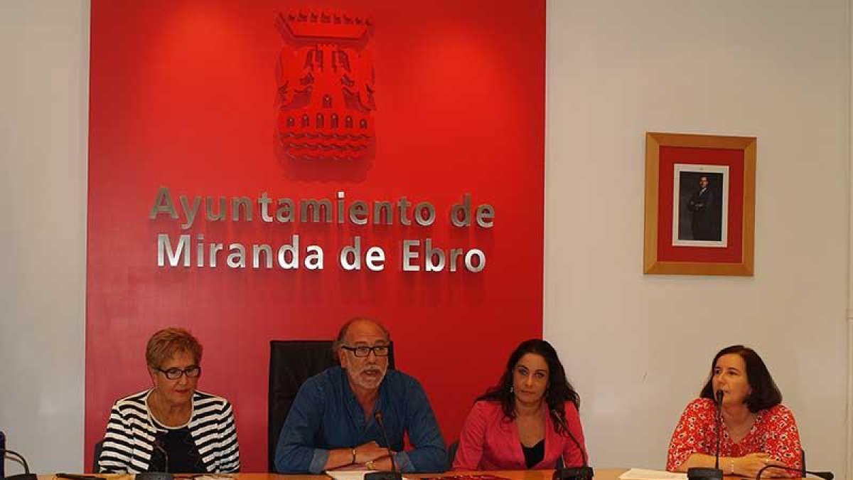 El concejal de turismo, Miguel Ángel Gutiérrez junto a tres integrantes de la asociación Jacinto Sarmiento.-ECB