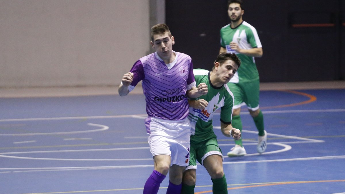 Lance del partido que enfrentó al Círculo BigMat Fontecha con el Ibarra la pasada campaña. SANTI OTERO