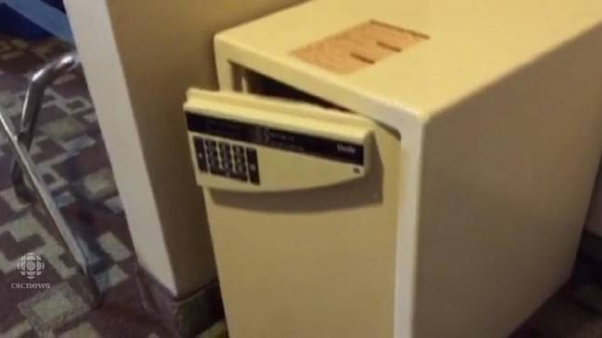 Imagen de la caja fuerte de 50 centímetros de altura y de 35 centímetros de fondo donde el pequeño quedó encerrado.-Foto: CBC / ONTARIO