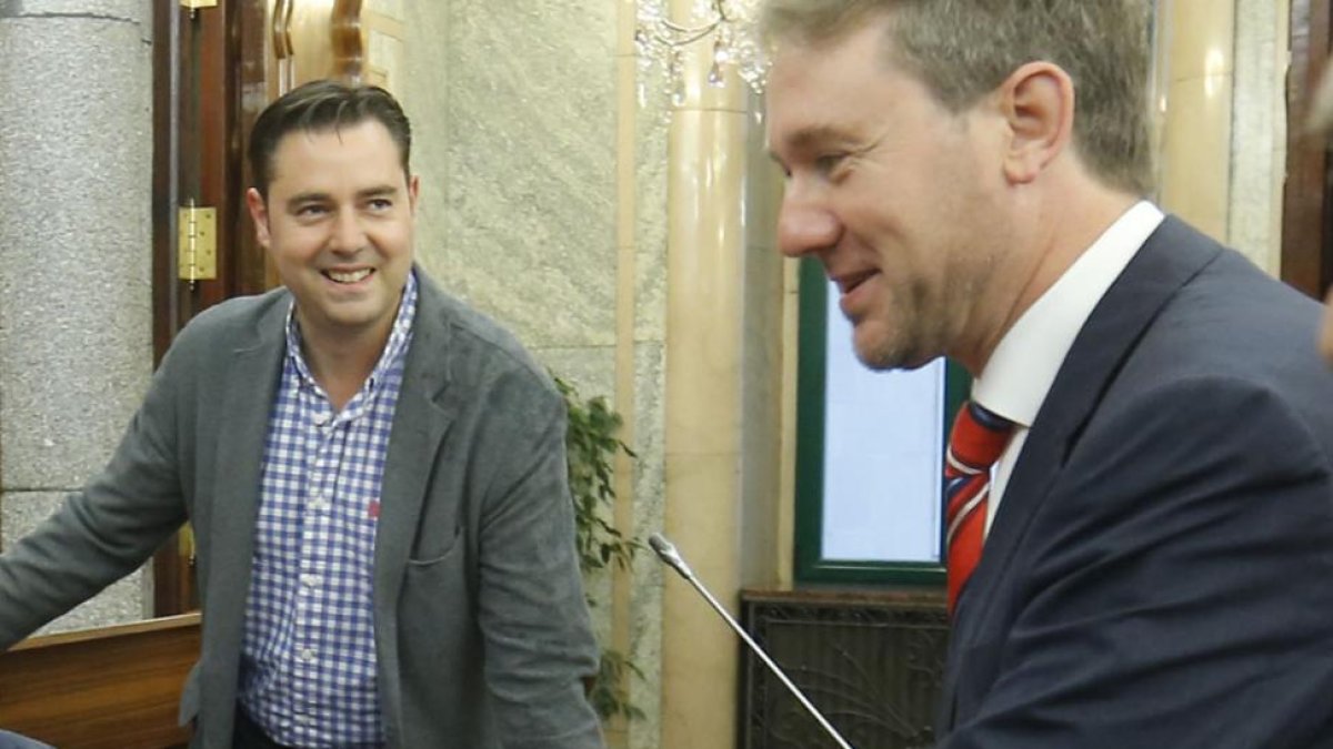 El portavoz del PSOE, Daniel de la Rosa, junto al alcalde, Javier Lacalle.-RAÚL G. OCHOA
