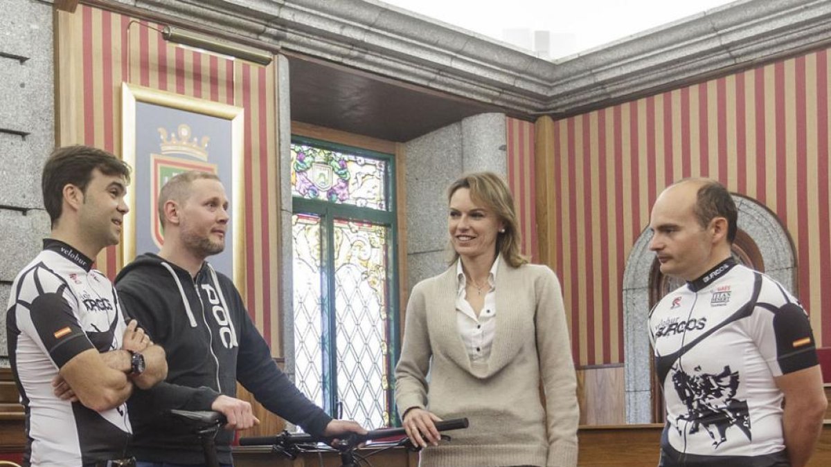 El equipo Velobur fue presentado ayer en el Ayuntamiento-Santi Otero