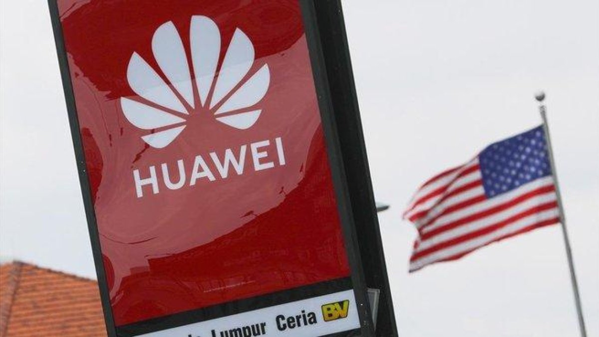 Logotipo de Huawei y la bandera de EEUU de fondo en Kuala Lumpur, Malasia.-EFE / FAZRY ISMAIL