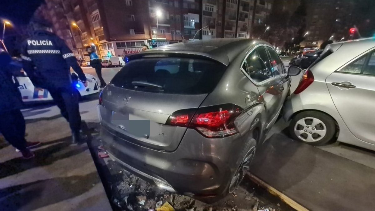 El joven chocó contra un vehículo estacionado en la avenida de Derechos Humanos. POLICÍA LOCAL