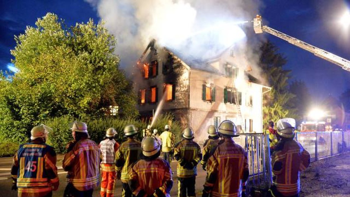 Los bomberos intentan extinguir el incendio en el albergue.-Sdmg / Friebe / AP