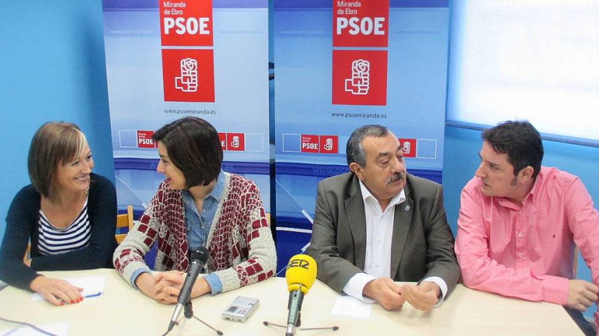 La candidata (en el centro) compareció ante los medios respaldada por el alcalde y dos compañeros de partido-E. M.