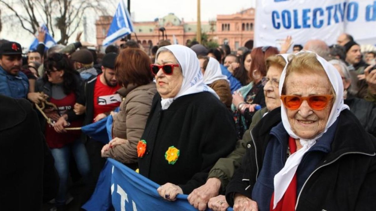 La presidenta de la asociación argentina Madres de Plaza de Mayo, Hebe de Bonafini, junto a cientos de seguidores ayer en Buenos Aires.-EFE / ALBERTO ORTIZ