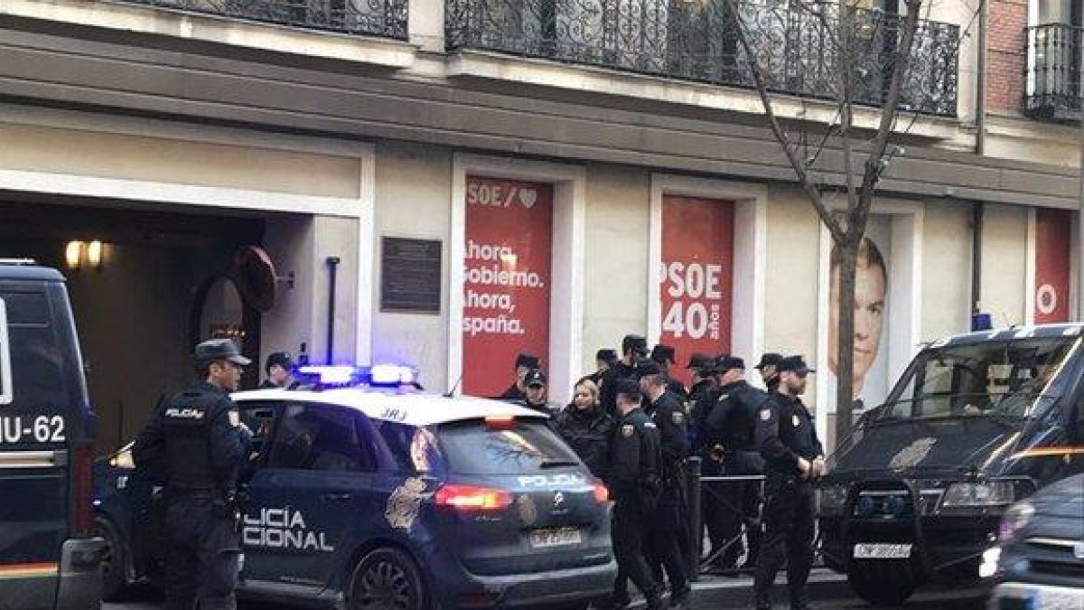 Policía en la sede del PSOE tras la irrupción de miembros de Hogar Social en Madrid.-HOGAR SOCIAL MADRID