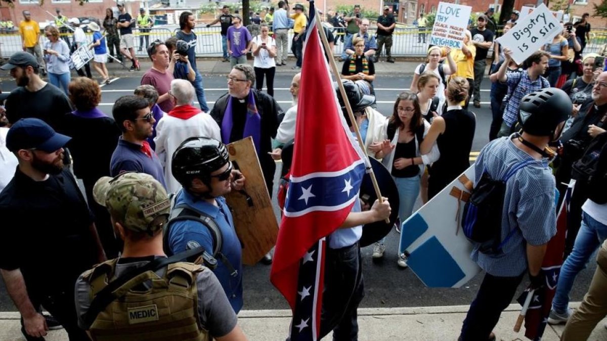 Supremacistas blancos con la bandera confederada en las protestas de Charlottesville en 2017-AGENCIAS