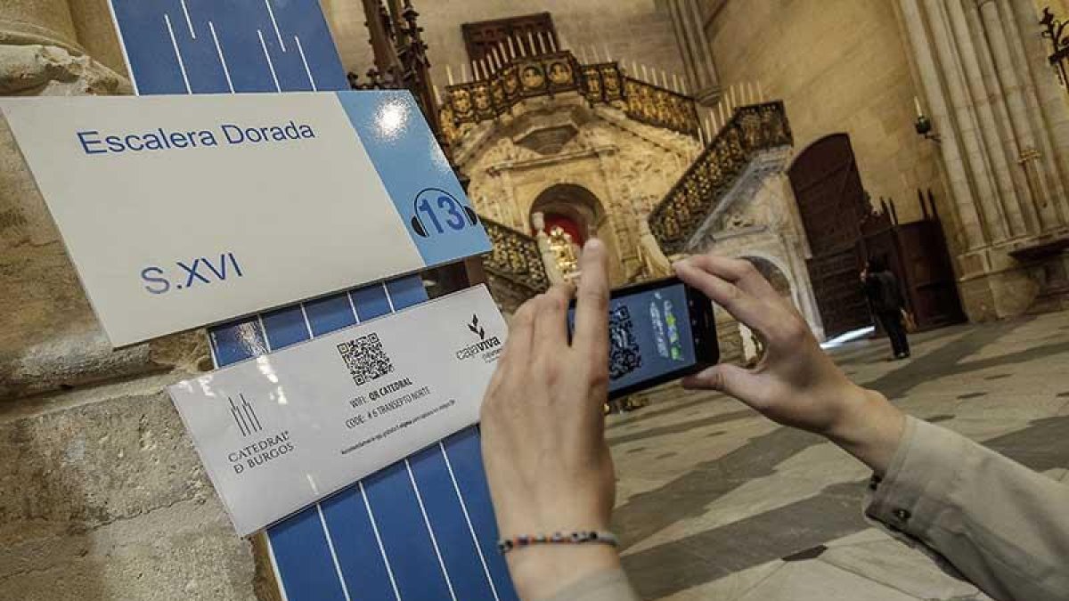 Una de las diez paradas propuestas en el itinerario marcado con códigos QR se sitúa a los pies de la Escalera Dorada.-Santi Otero