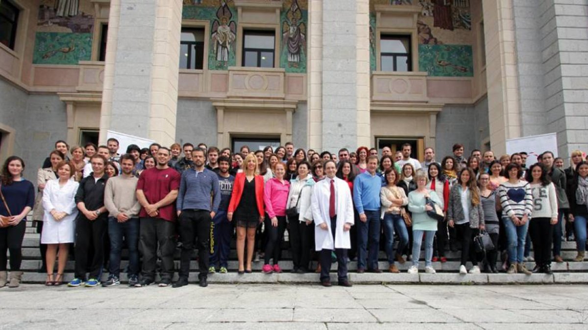 Alumnos del Grado de Nutrición y Dietética de la Universidad Isabel I junto al rector y profesores.-ECB