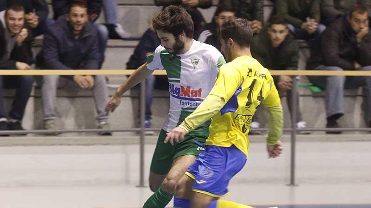 Myguel se dispone a disparar durante el partido que se disputó ayer en el Pabellón Círculo.-RAÚL G. OCHOA