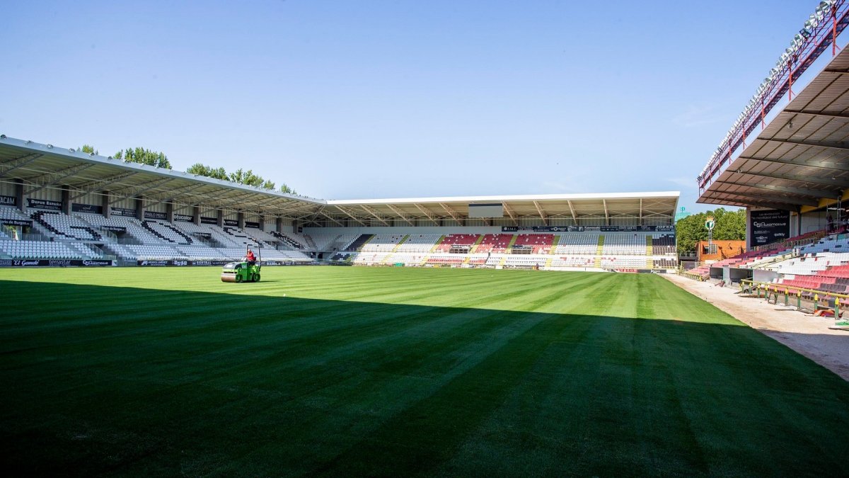 Los operarios trabajan en el nuevo césped que ya luce el estadio. SANTI OTERO