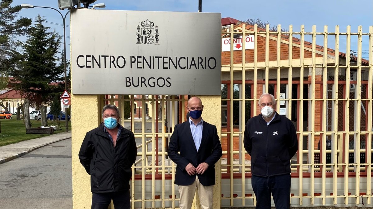 Fermín González, párroco del centro, Miguel Martínez, de Voluntariado Caixabank, y Javier Marín, responsable de Acción Social de Caixabank Fundación la Caixa. ECB