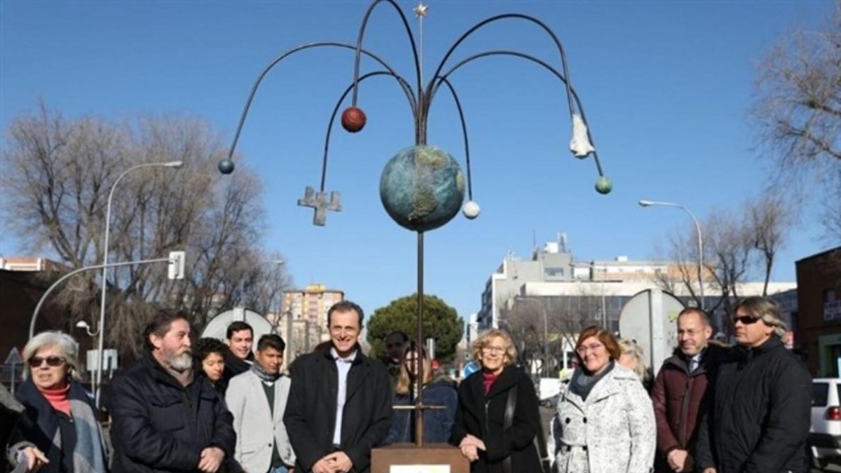 Pedro Duque en la inauguración de una estatua en su honor. /-ARCHIVO