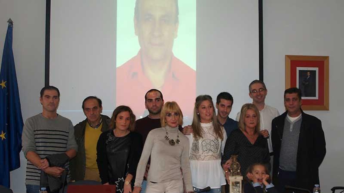La familia de Joaquín Muñoz tras la entrega del León de Oro.-ECB