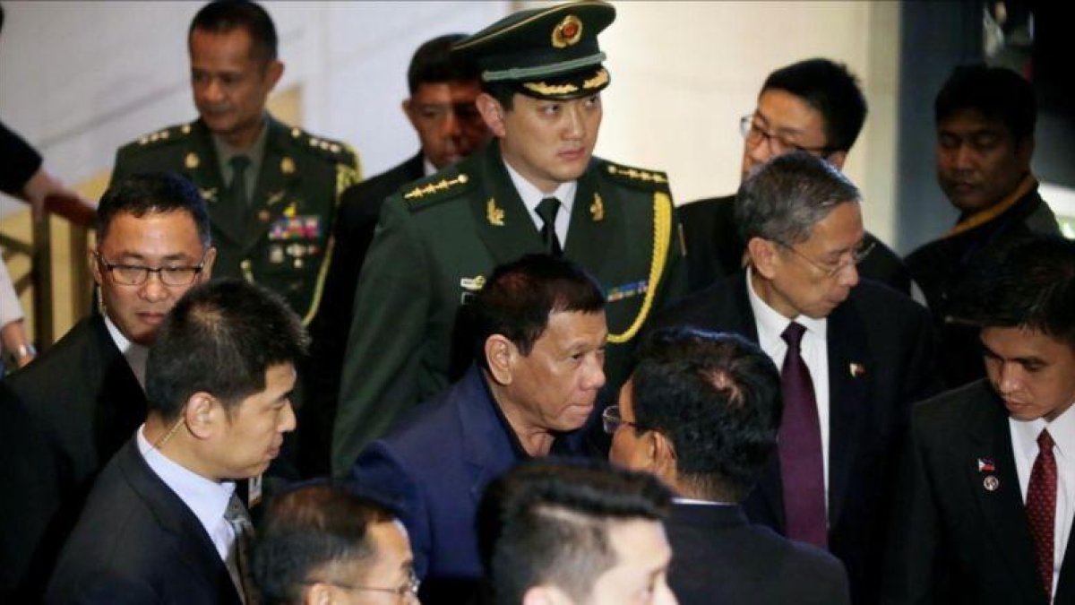 Duterte (con camisa azul), en Pekín.-REUTERS / JASON LEE