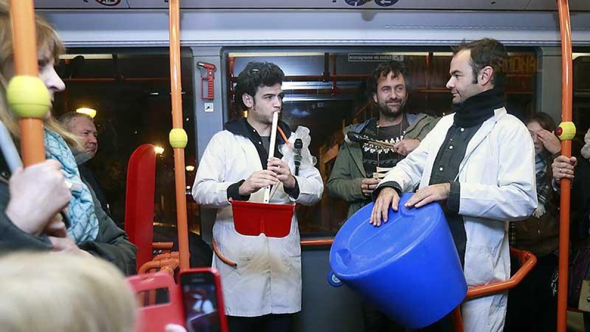 Los conciertos en el autobús han sido una de las citas más llamativas.-Raúl Ochoa