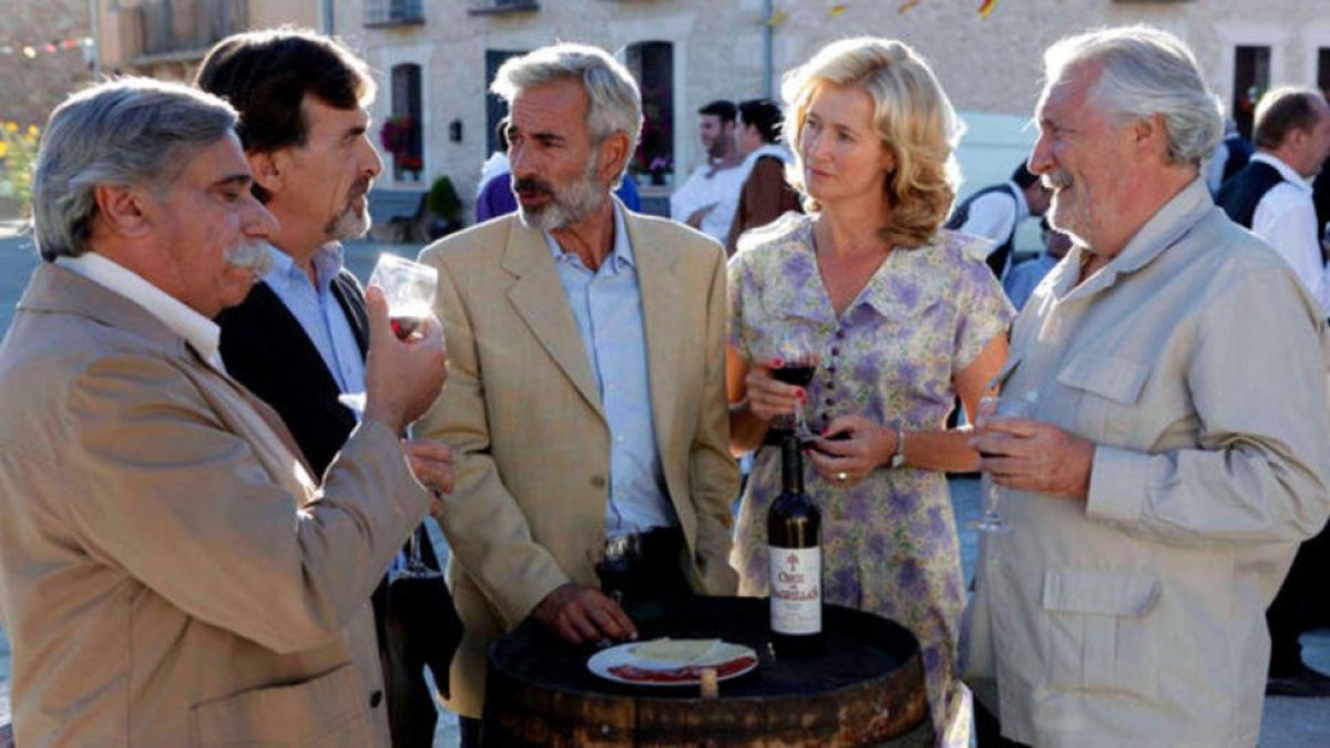 Antonio y Mercedes, los cabeza de familia Alcántara, el centro, con su propio vino, el Cruz de Sagrillas.-