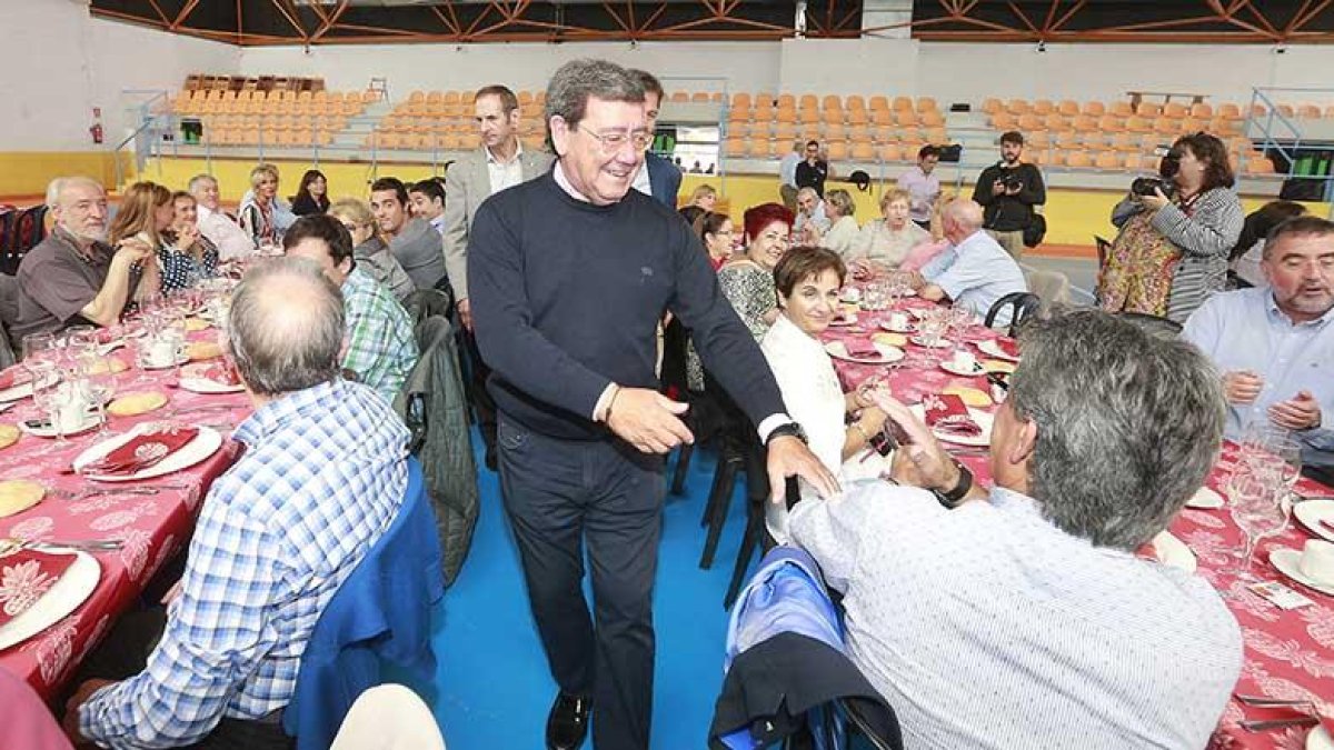 El presidente provincial del PP, César Rico, saluda a varios afiliados antes de la comida que marcó el inicio del curso político ayer en Villalbilla.-RAÚL G. OCHOA