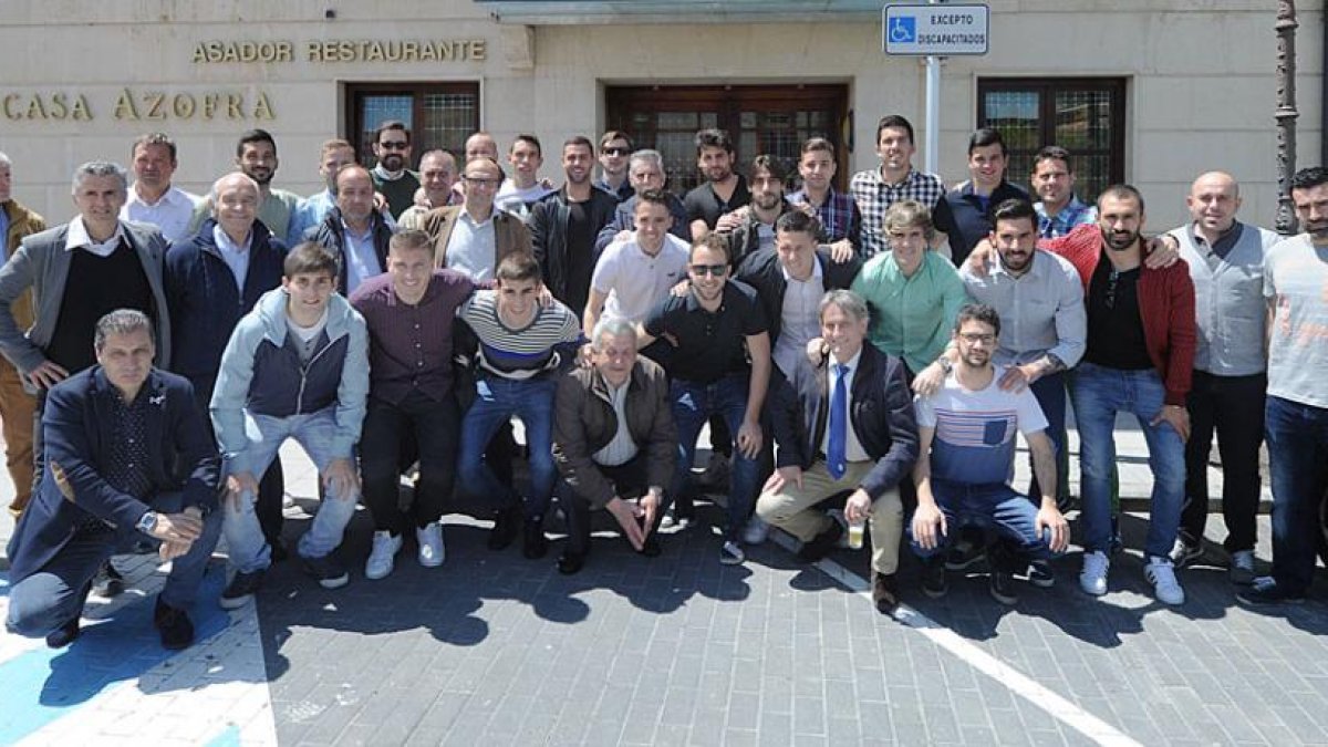 Foto de familia antes de la comida que supuso el punto final a la temporada.-ISRAEL L. MURILLO