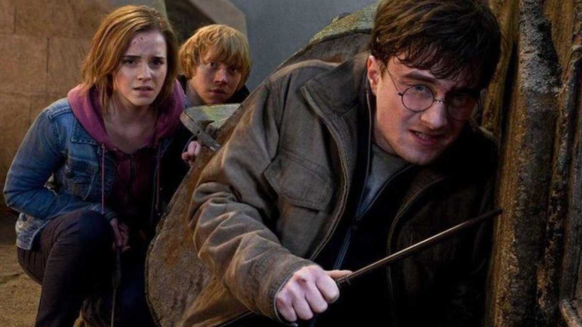 Daniel Radcliffe (como el joven mago), Emma Watson (Hermione) y Rupert Grint (Ron), en 'Harry Potter y las reliquias de la muerte 2'.-EL PERIÓDICO
