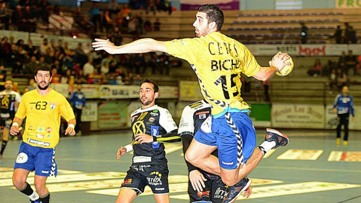 El extremo Bicho se dispone a lanzar a portería en el partido de ayer.-Alberto Calvo
