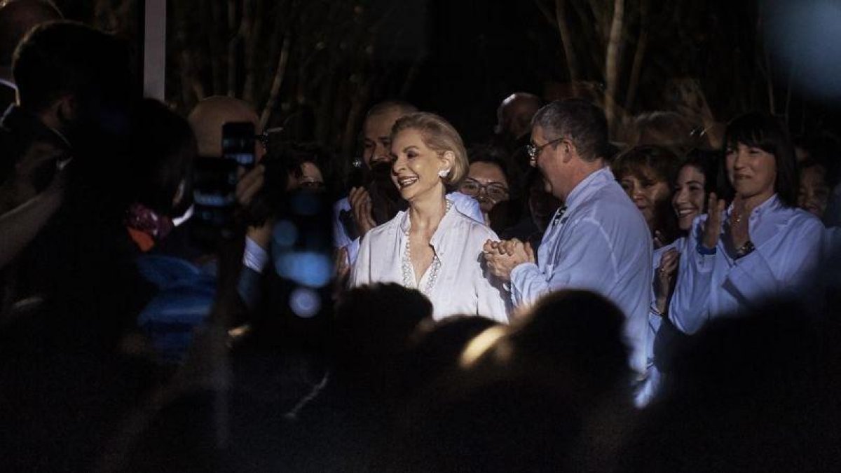 Carolina Herrera, con su equipo al final del desfile.-AP / ANDRES KUDACKI