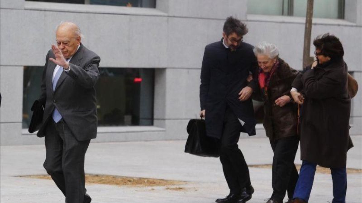 Jordi Pujol y su esposa, a su llegada a la Audiencia Nacional para declarar, en febrero de este año.-AGUSTIN CATALAN
