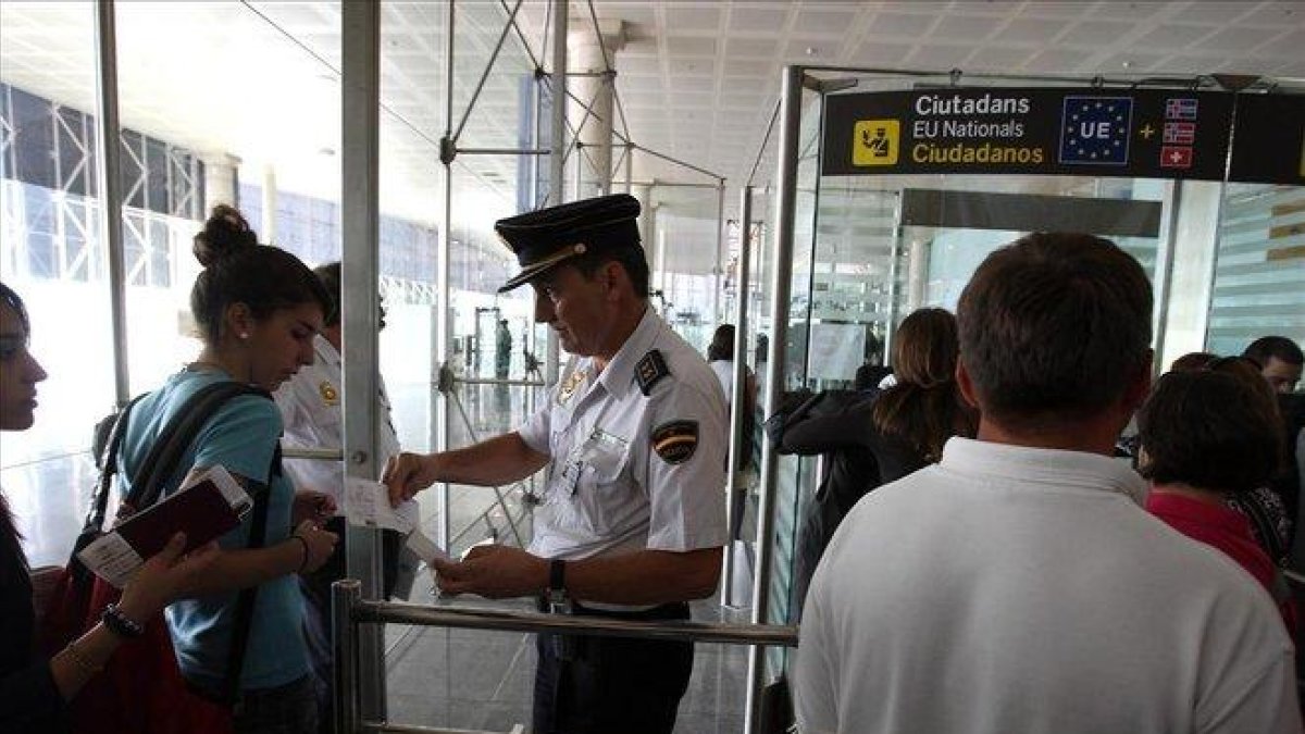 Agentes de la Policía Nacional, en un control de pasaportes.-JOAN CORTADELLAS