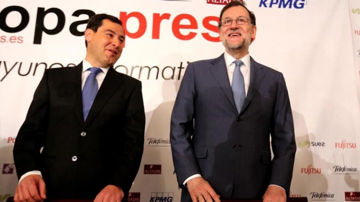 El presidente del PP andaluz, Juanma Moreno, y el presidente del Gobierno y líder del partido en toda España, Mariano Rajoy, en un desayuno informativo el lunes 27 de febrero en Madrid.-JUAN MANUEL PRATS