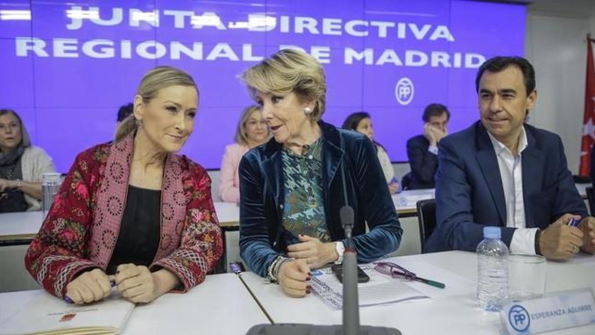 La presidenta del PP de Madrid, Esperanza Aguirre, y otros dirigentes del partido conservador, este viernes en la junta directiva regional.-EFE / Emilio Naranjo