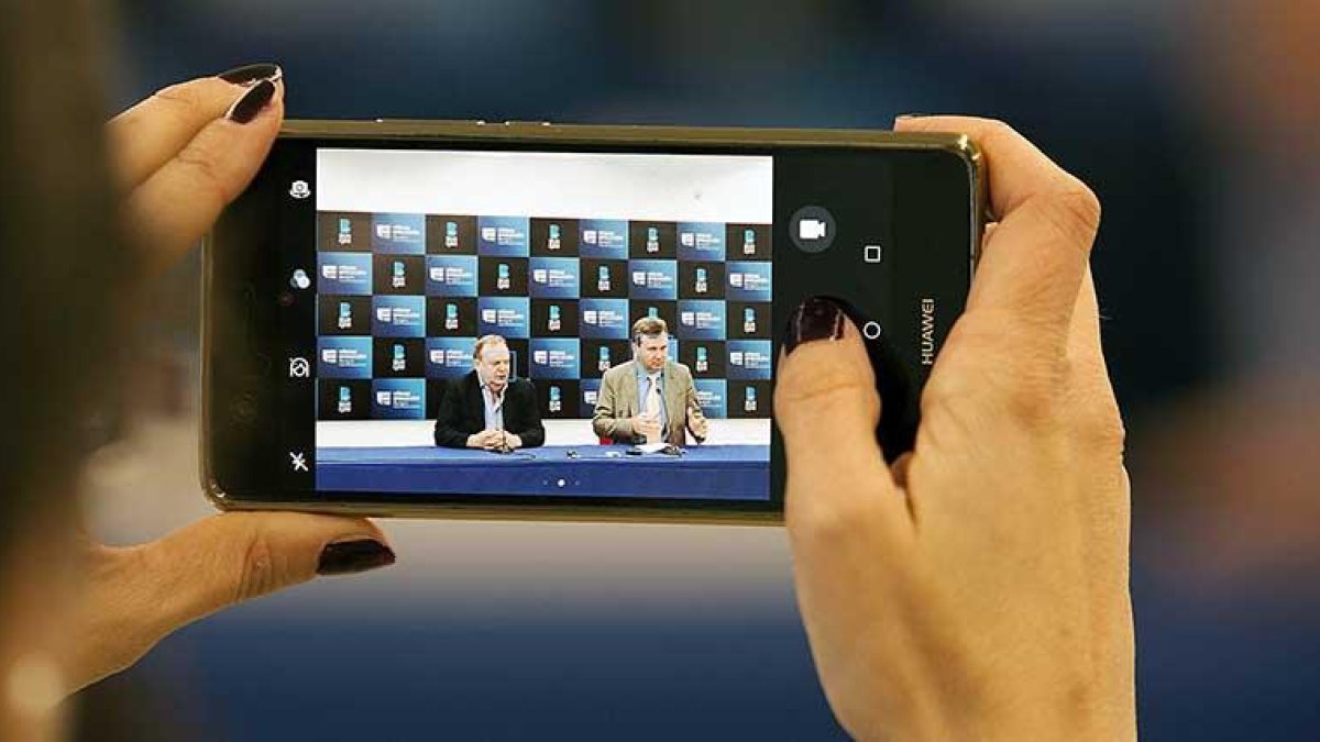 Una de las asistentes a la presentación toma una foto de Berciano y Lacalle.-ECB